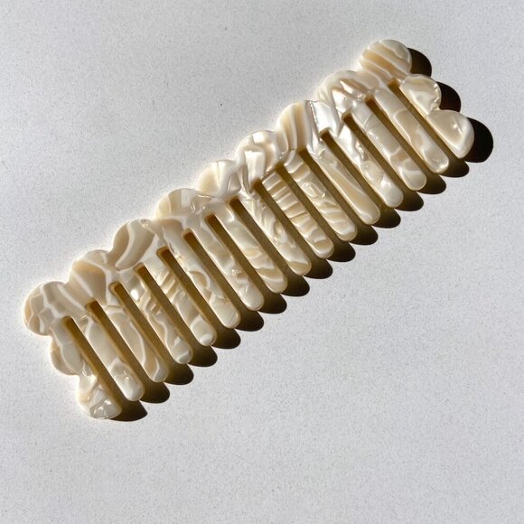 Solar Eclipse Scalloped Acetate Hair Comb - Picture 3 of 7